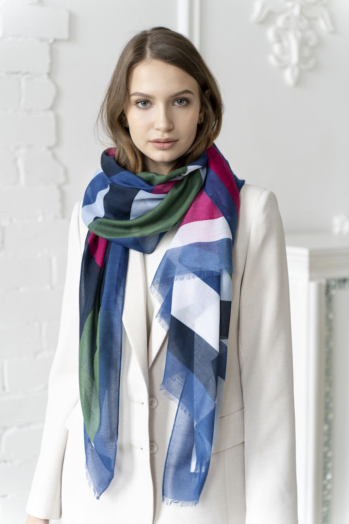 Фото товара 19013, палантин синий